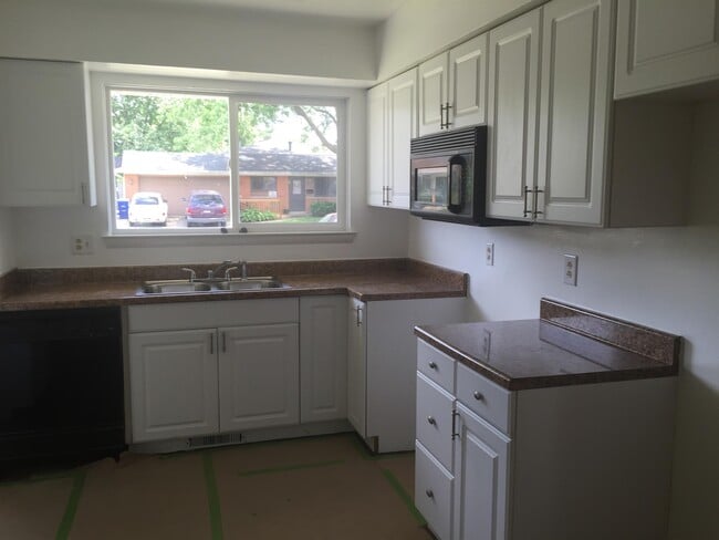 Building Photo - 4976 Labelle Dr