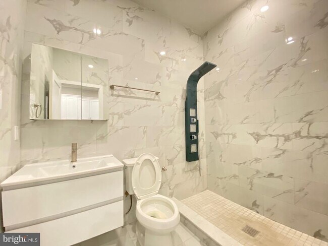 Building Photo - 1 W Main St