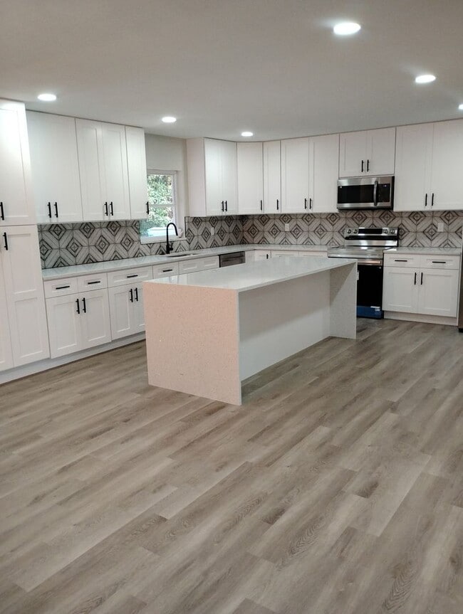 Building Photo - Upgraded 4 Bedroom in Deland - Available Now!