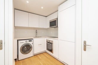 Building Photo - 26 Balmoral Ave
