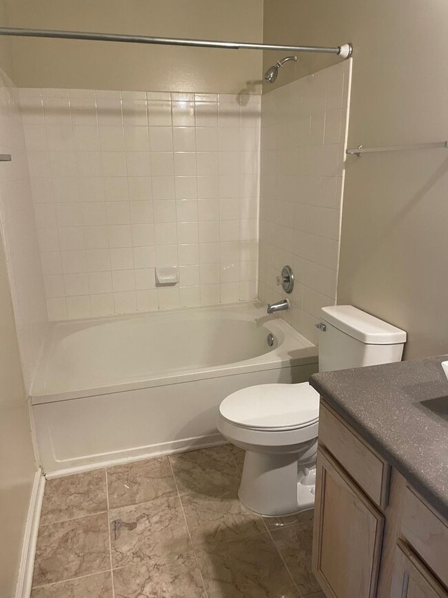 Foto del edificio - 1BR 1 B available 10/3/24- Carriage Hill