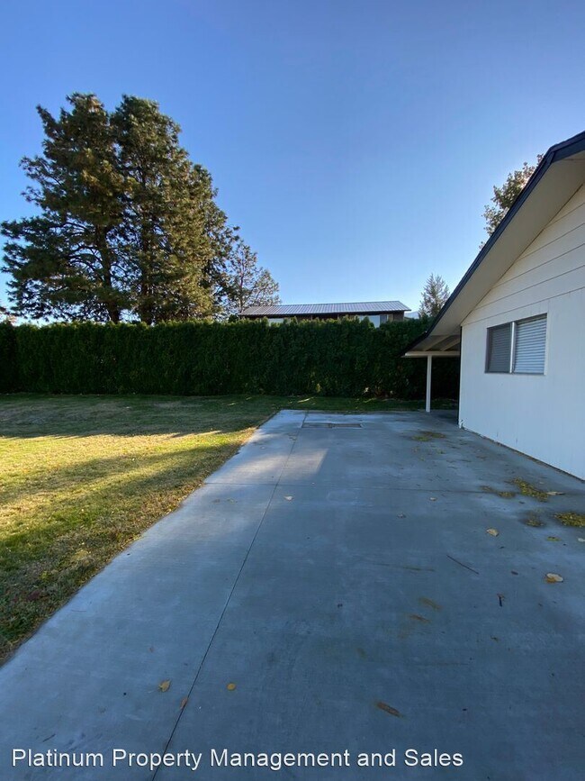 Building Photo - 3 br, 1 bath House - 3016 Sands St