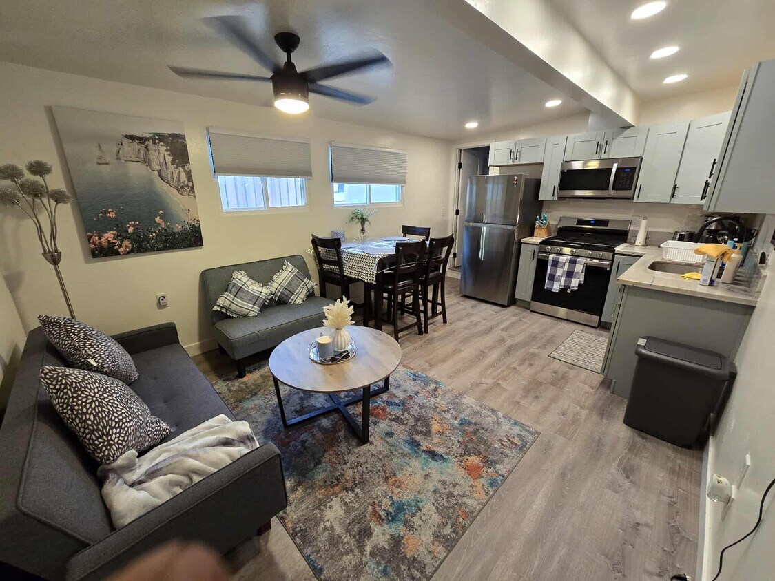 Foto principal - 4080 Sequoia St