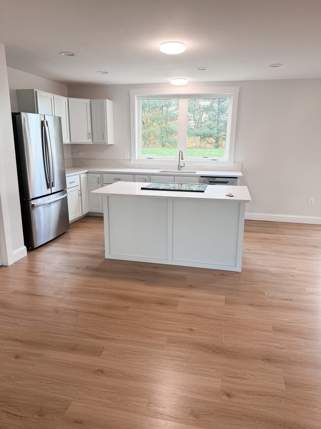 Building Photo - 959 W River Rd