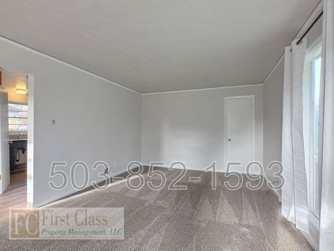 Building Photo - 5325 SE Reedway St