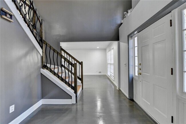 Building Photo - 525 Abernathy Rd NE