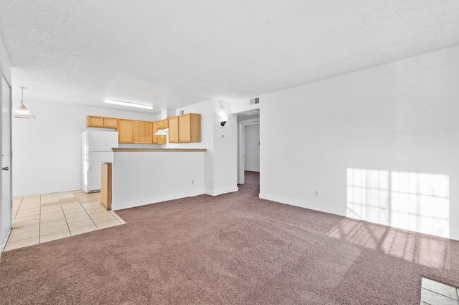Foto del edificio - Spacious 2-Bedroom Condo with Fireplace – ...