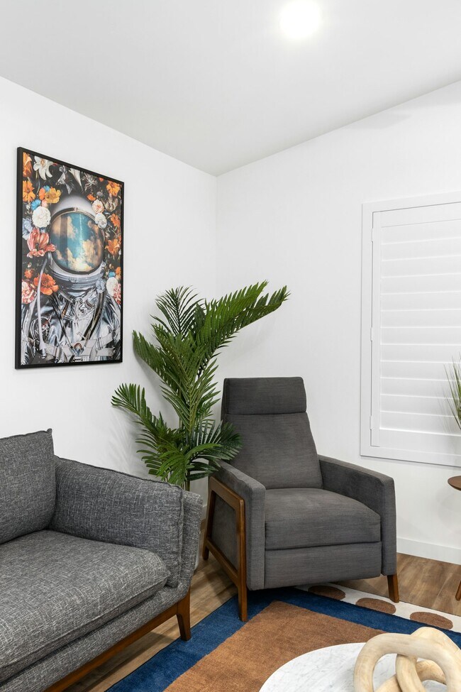 Building Photo - 663 S Tulip St