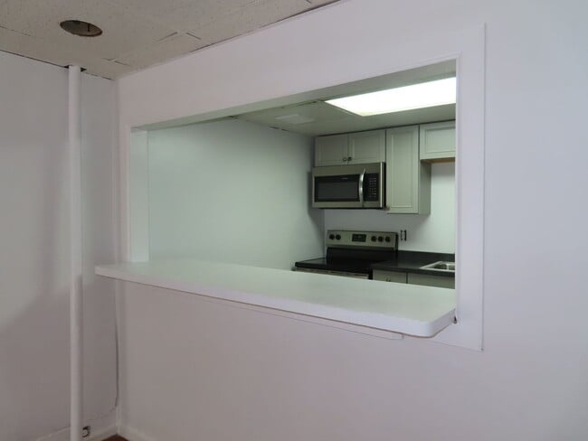Building Photo - Ground floor apartment with shared yard, l...