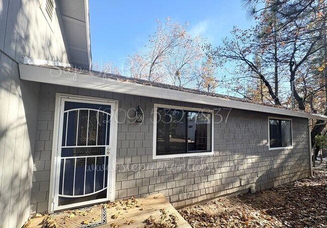 Foto del edificio - Cozy 3-Bedroom 2-Bath Retreat Nestled in the Trees!