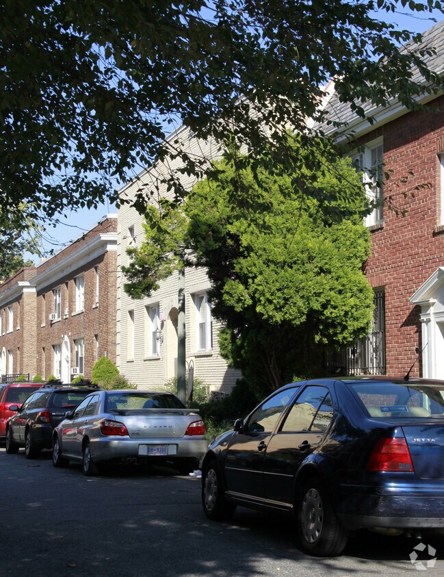 Building Photo - 1443 Oak St NW