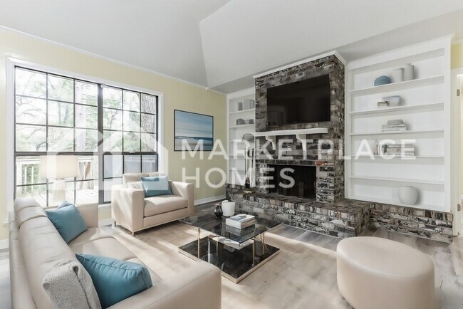 Building Photo - 4231 Tara Dr N