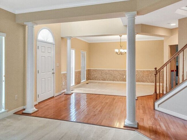 Foto del edificio - Single Family Home with 2 Car Garage Deck ...