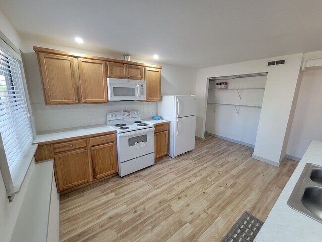 Building Photo - Spacious, Basement One Bedroom with Private Entry! Port Orchard - Available Now!