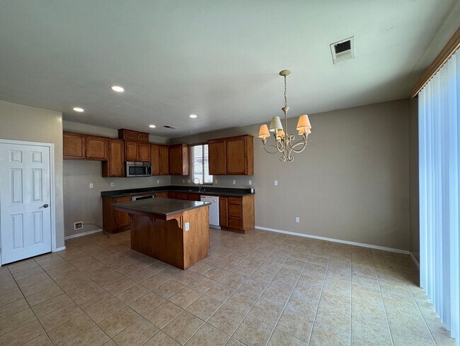 Foto del edificio - NW Bakersfield home!