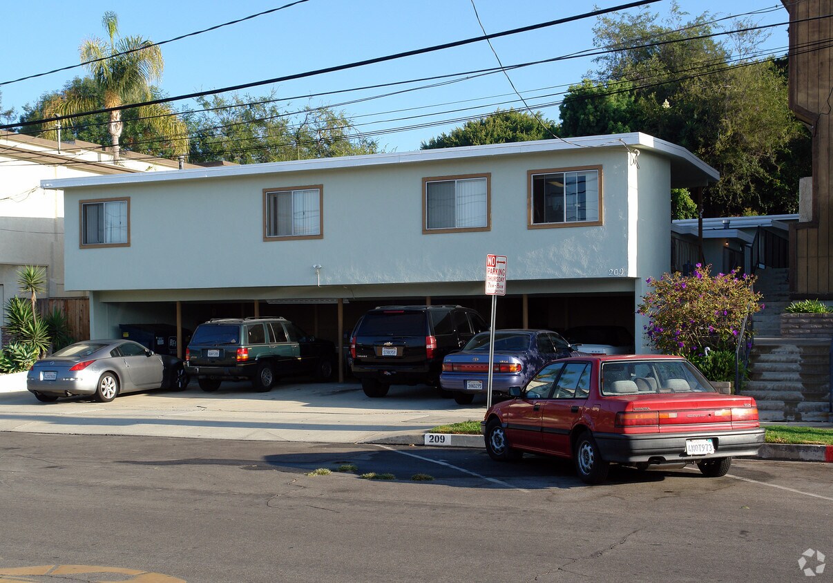 Building Photo - 209 E Oak Ave