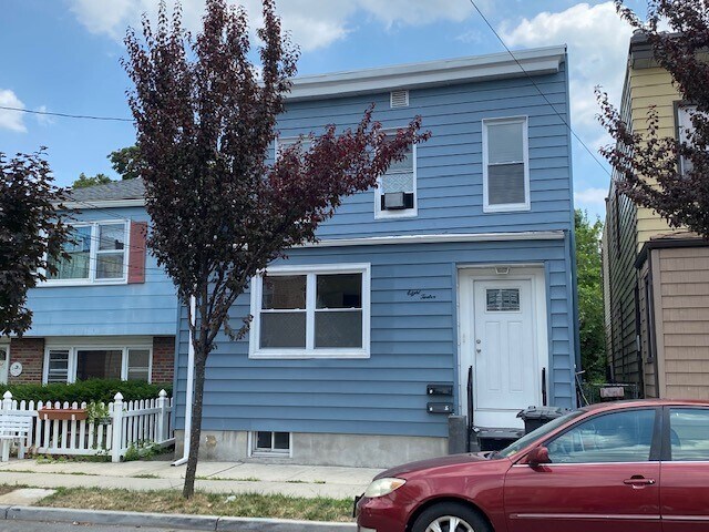 Building Photo - 812 7th St