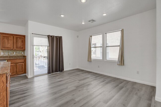 Foto del edificio - Spacious 3 Bedroom + Office/Den & 3 Bath Home for Rent