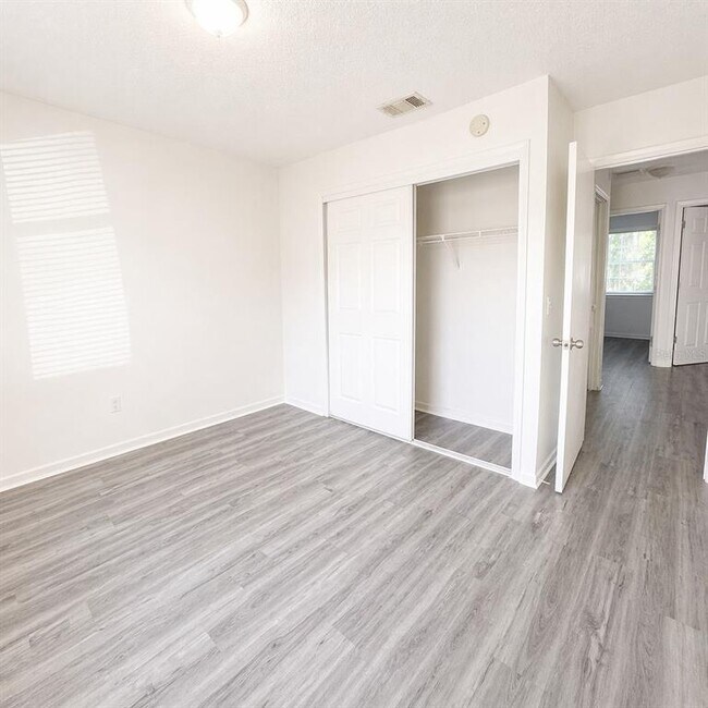 Foto del edificio - 8305 N Marks St