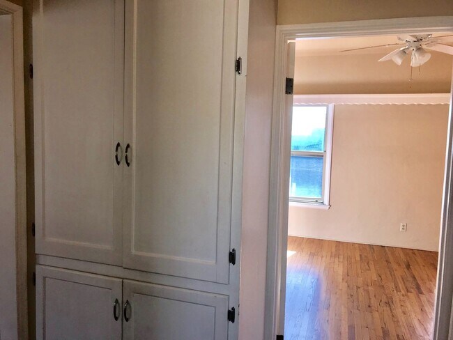 Building Photo - Charming Bankers Hill Open Floor Plan, Hardwood Floors, Reserved Parking!