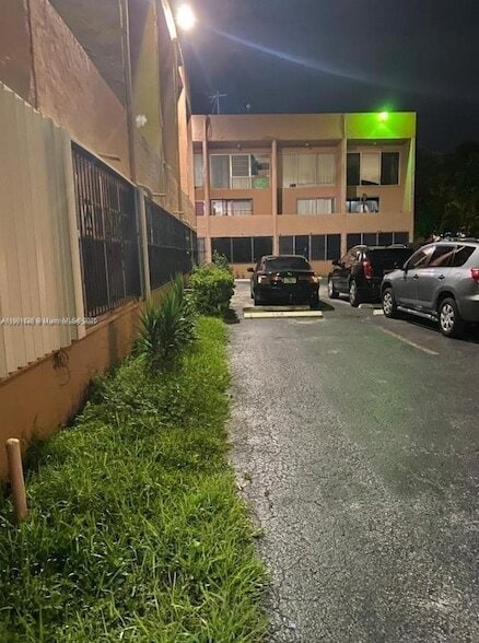 Photo - 1305 W 46th St Apartment