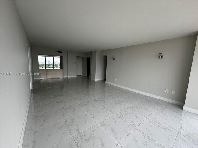 Foto del edificio - 3731 N Country Club Dr