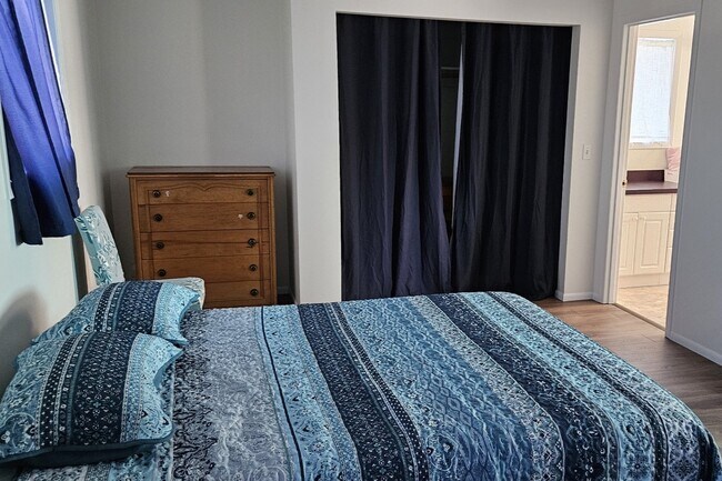 Dormitorio - 960 NE Commercial St