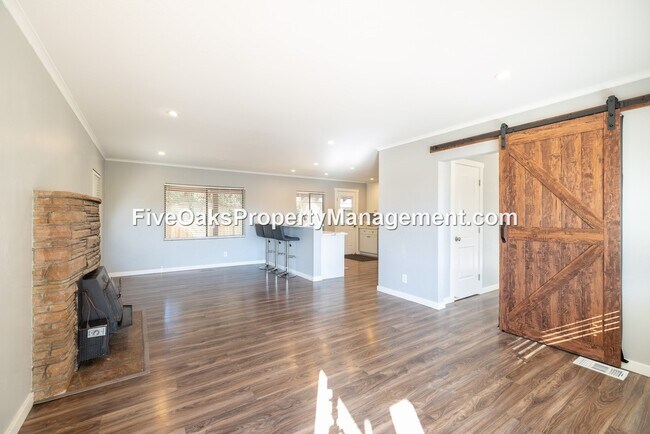 Foto del edificio - 252 Folsom Rd