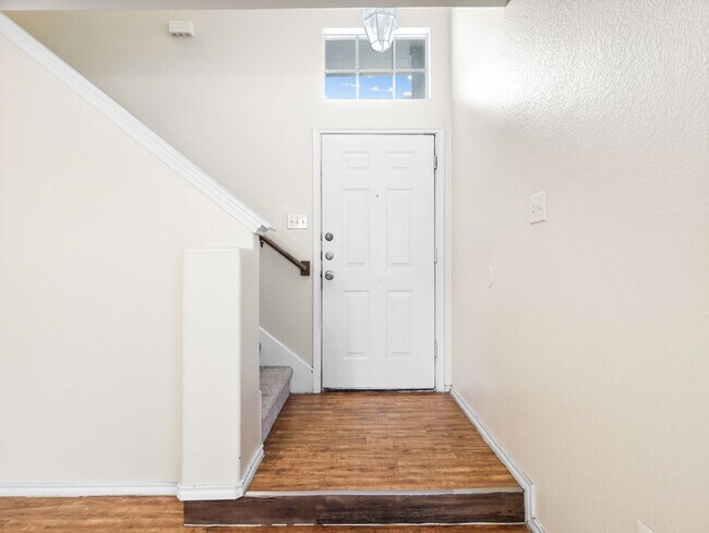 Building Photo - Stylish & Spacious 3-Bedroom Home Perfect ...