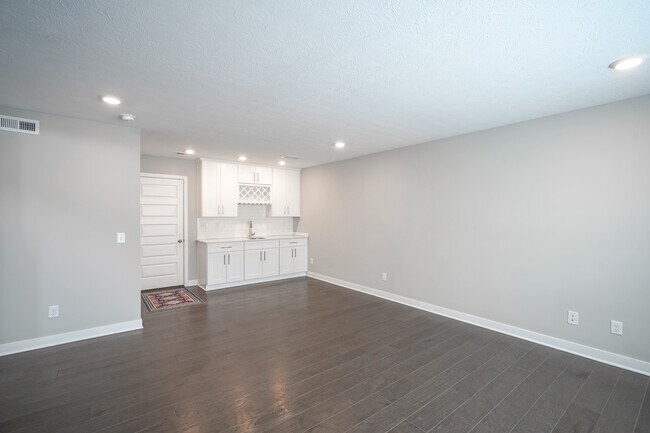 Building Photo - 673 Golborne St