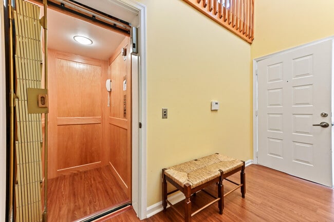 Building Photo - 9553 Shadybrook Dr