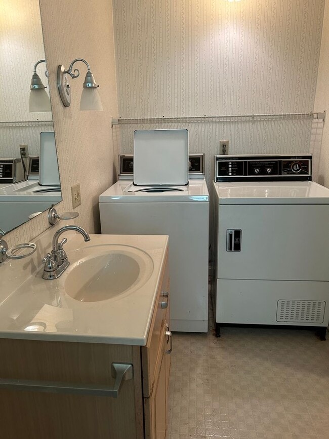 Building Photo - Spacious 1 Bedroom Apartment Available Now!