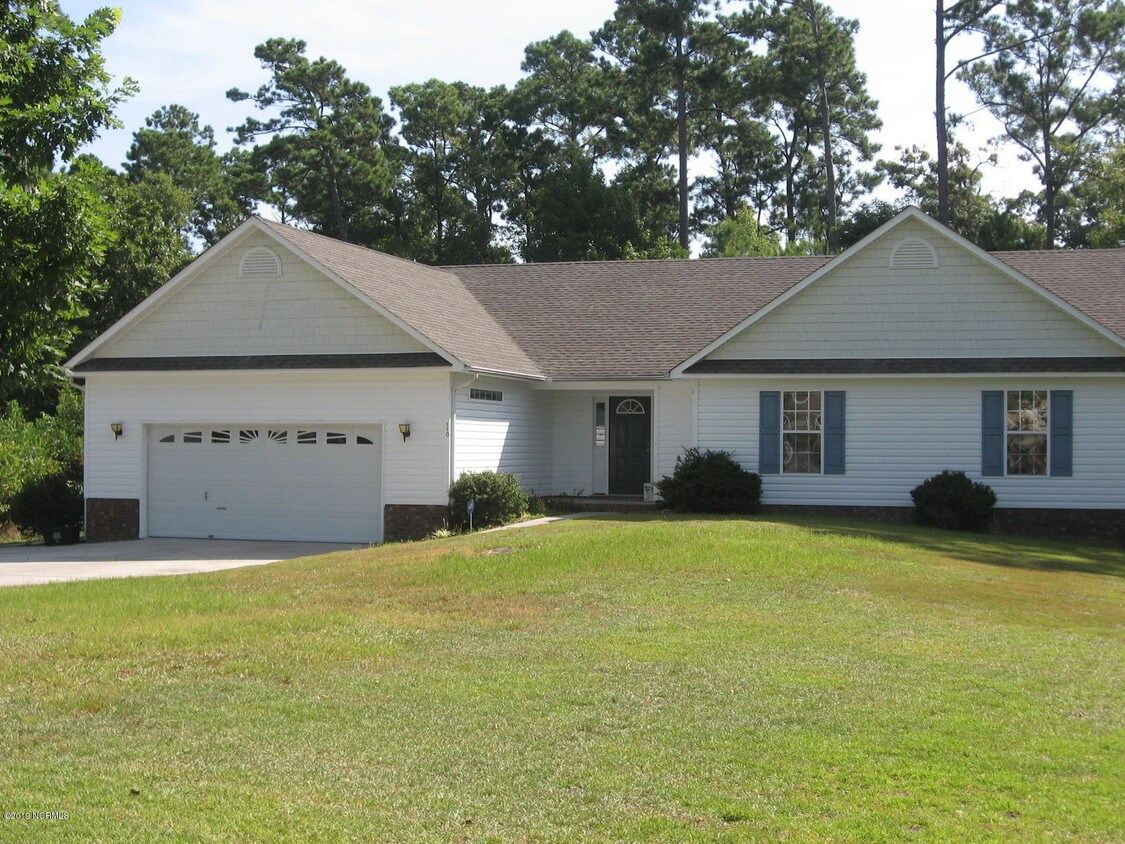 110 Halls Creek Dr, Swansboro, NC 28584