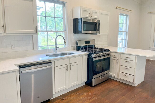 Building Photo - Price Improvement on Cute & Modern Home in...
