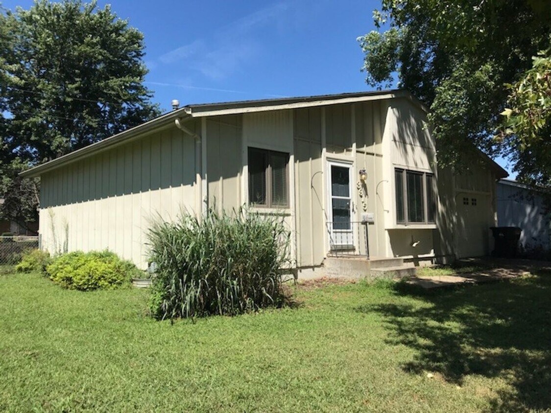 Primary Photo - You'll love this 2BR + bsmt bonus rooms ra...