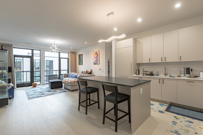 Building Photo - 1701 W Webster Ave