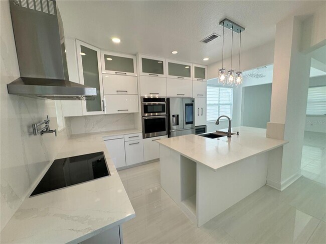 Building Photo - 12993 Emersondale Ave