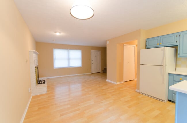 Foto del edificio - 4 bedroom, 2.5 bath: Available August 2026!