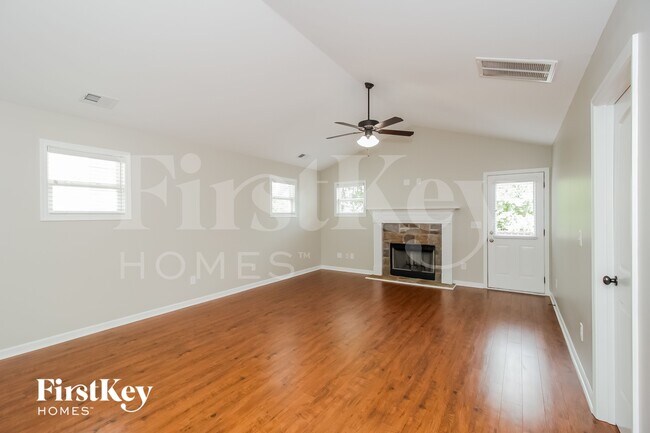 Building Photo - 20 Oakbrook Dr