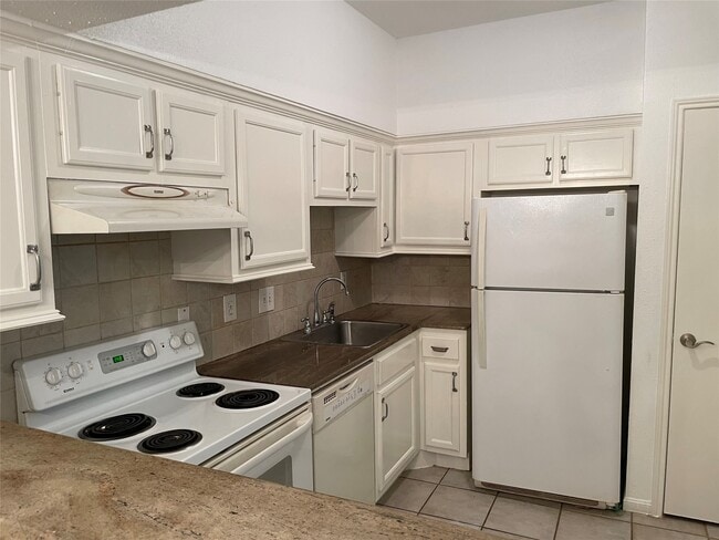 Building Photo - 2100 Tanglewilde St