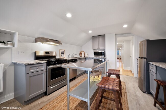 Building Photo - 717 S Oak Park Ave