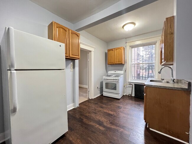 72 Woodlawn Ave 3 - 73 Woodlawn Ave