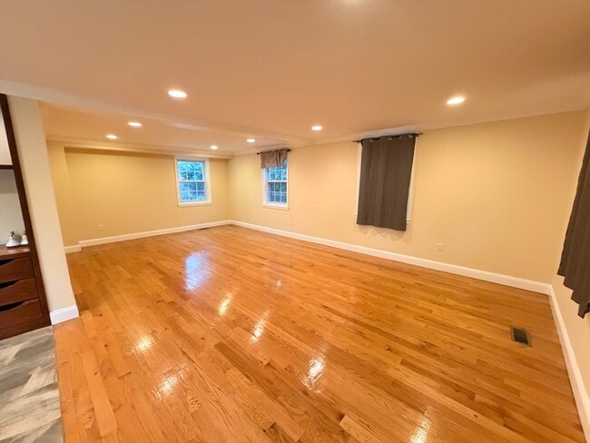 Foto del edificio - 112 E Quinobequin Rd