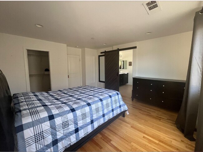 Building Photo - 3 Bedroom Townhome in Fullerton
