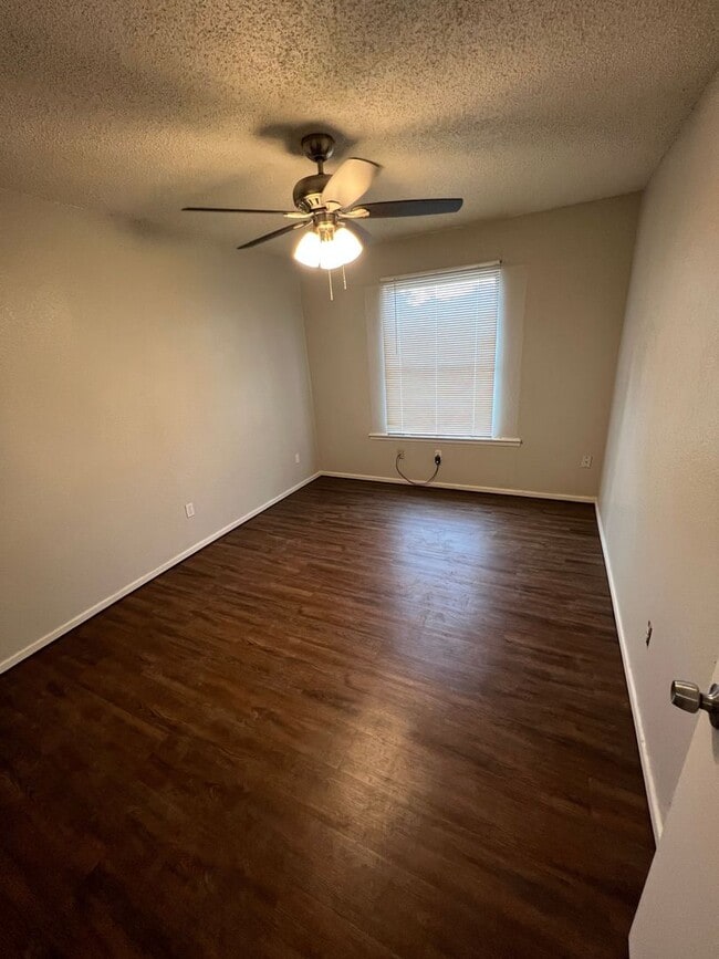 Building Photo - AVAILABLE NOW! 3/2/2