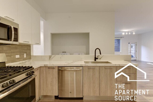 Foto del edificio - South Loop 3 bed 2 bath -- Updated Kitchen, HUGE Floorplan, Large Patio