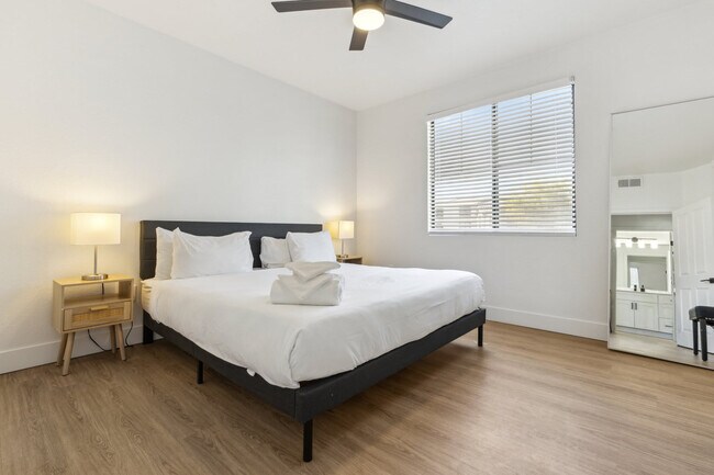 Building Photo - 9450 W Cabela Dr