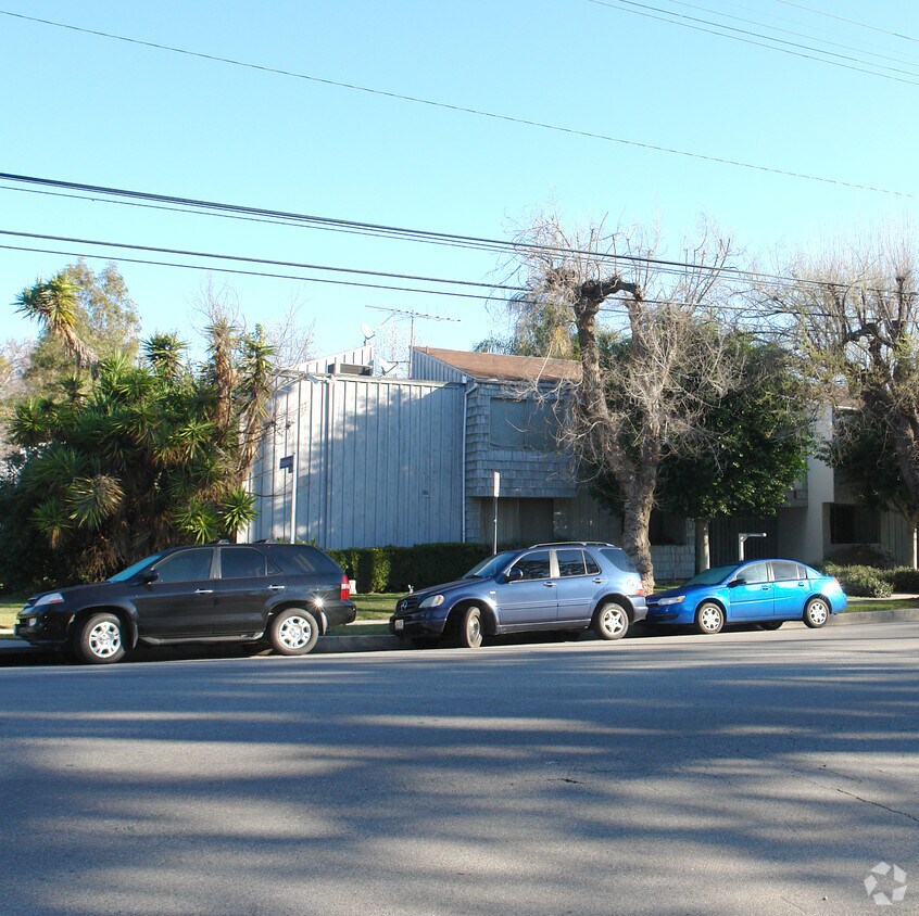 Heavy tree obstruction. No clear view of apt. this is the best possible shot. - 12325 Moorpark St