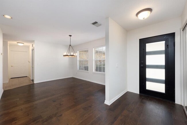 Building Photo - 810 Meadow Oaks Dr