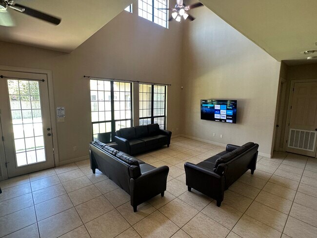 Building Photo - 3901 El Jardin